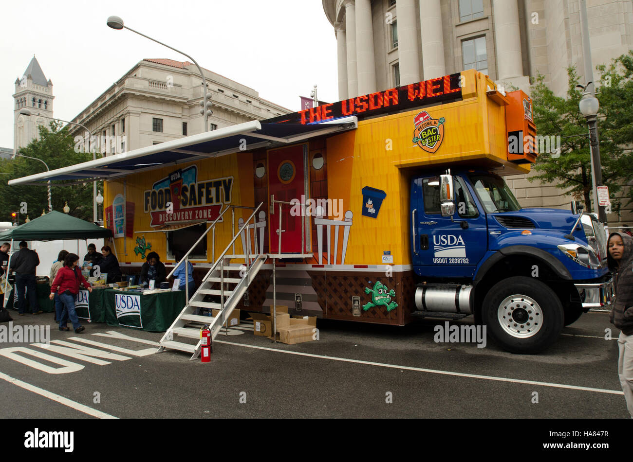 Der Food Safety and Inspection Service (FSI) des US-Landwirtschaftsministeriums nahm an der Veranstaltung Taste of DC Teil und stellte Praktiken zur Lebensmittelsicherheit und Aufklärung vor, um den sicheren Umgang mit Lebensmitteln und das Bewusstsein für Ernährung zu fördern. Stockfoto