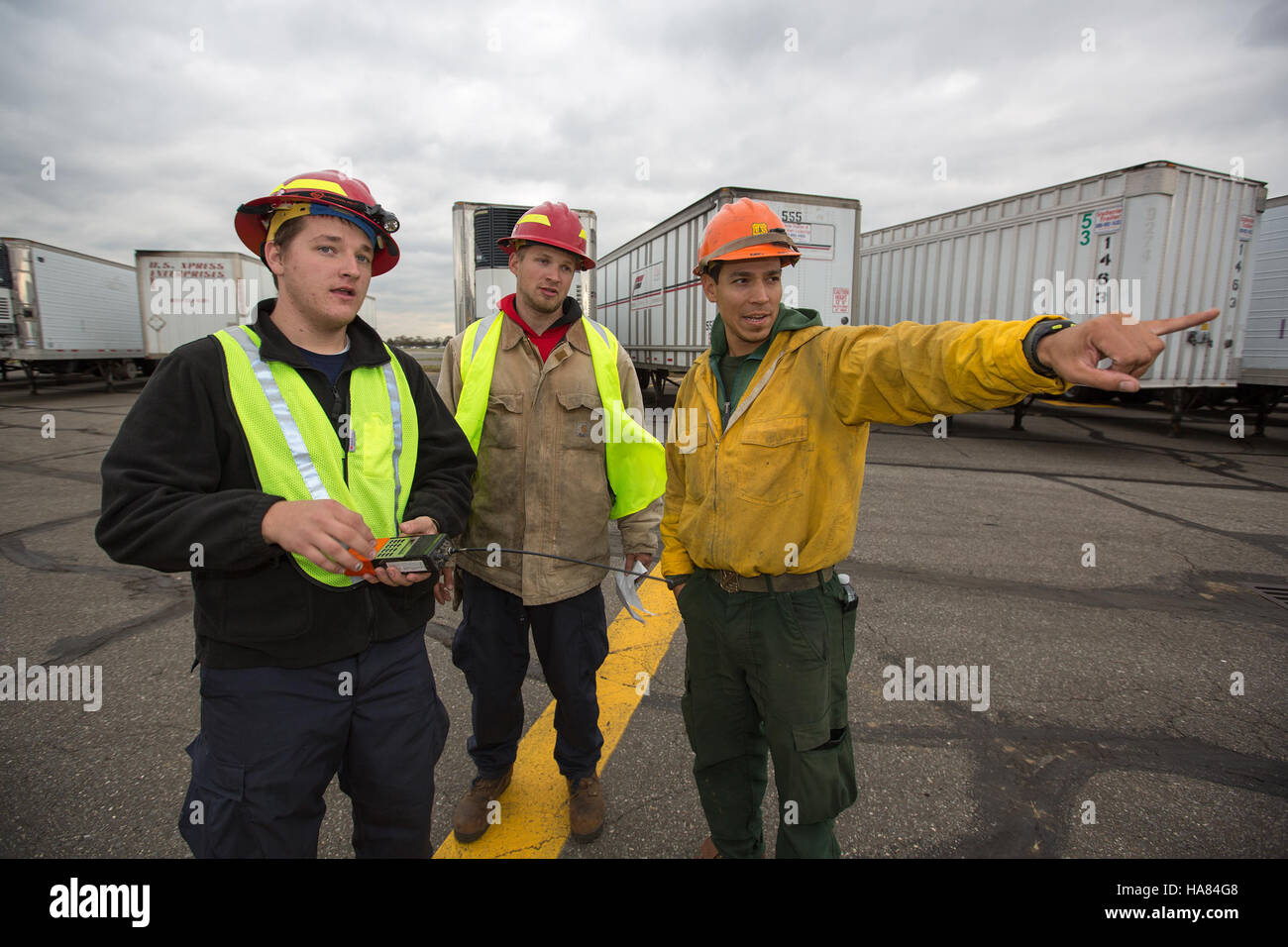 Dieses Bild zeigt das Briefing des Forest Service Hot Shots-Teams am Republic Airport in New York nach dem Hurrikan Sandy. Das Team war an Katastrophenschutz- und Wiederherstellungsmaßnahmen in den betroffenen Gebieten beteiligt und zeigte die Rolle der Bundesteams beim Notfallmanagement. Stockfoto