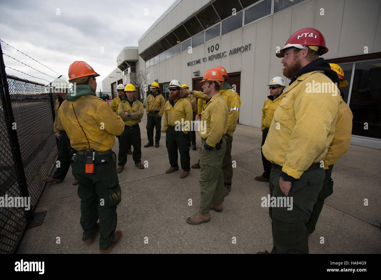 Forest Service Hot Shots reagieren auf Hurrikan Sandy mit einem Briefing am Republic Airport in New York. Dieses spezialisierte Reaktionsteam arbeitet an der Minderung von Katastrophenschäden und unterstützt die Wiederherstellungsbemühungen und trägt so zur öffentlichen Sicherheit und Wiederherstellung der Umwelt bei. Stockfoto