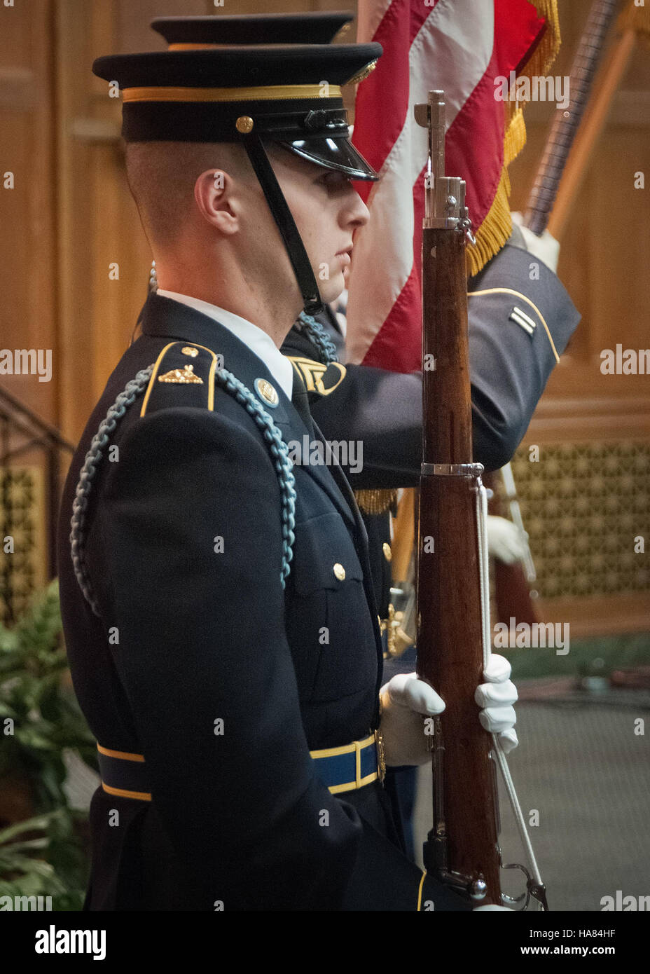 Das USDA veranstaltet 2012 die Veteran’s Day Observance in Washington D.C., wo der U.S. Military District of Washington und die Joint Armed Forces Color Guard an einer Zeremonie zu Ehren von Veteranen im Jefferson Auditorium teilnehmen. Stockfoto