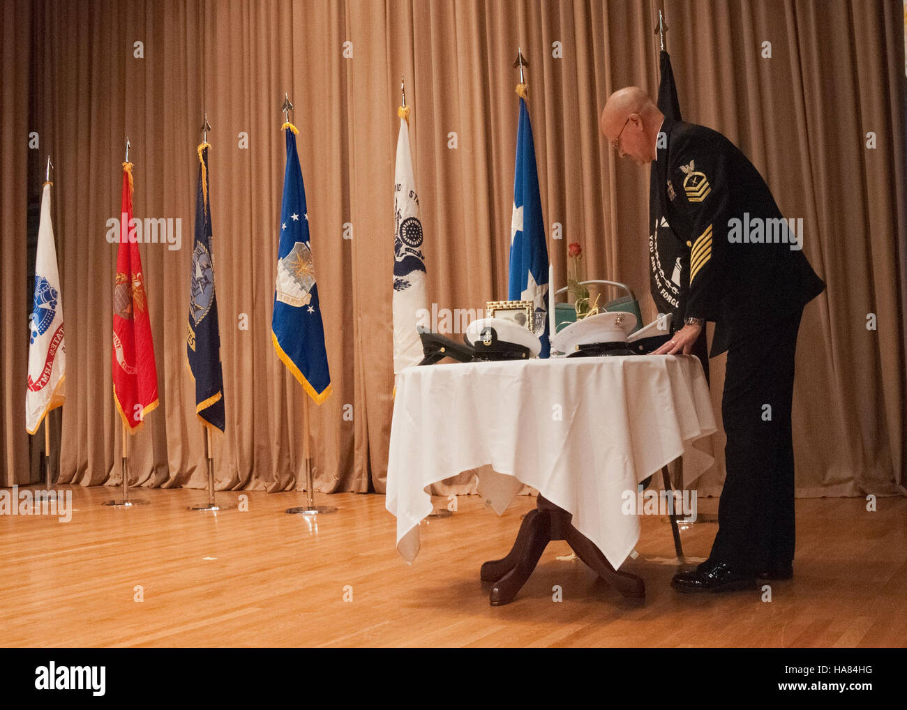 Das USDA veranstaltete 2012 die Veteran's Day Observance in Washington, D.C. im Jefferson Auditorium. Bei der Zeremonie wurden Veteranen geehrt und die POW/MIA-Tabelle als Symbol der Erinnerung hervorgehoben. Stockfoto