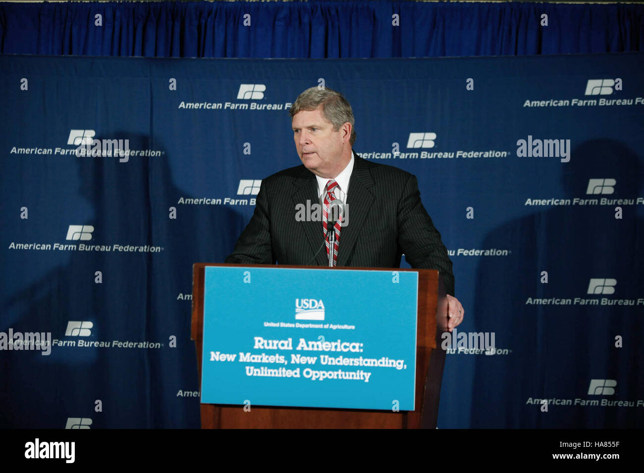Landwirtschaftsminister Tom Vilsack bei der abschließenden Generalsitzung des American Farm Bureau Federation Meeting in Nashville, bei der er über USDA-Initiativen, Agrarpolitik und Unterstützung für amerikanische Landwirte diskutierte. Stockfoto