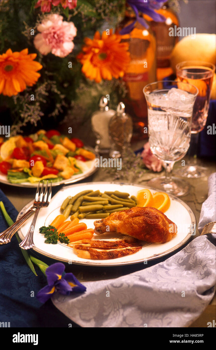 Eine Illustration verschiedener Lebensmittel, darunter Bohnen, Hühner und Gemüse, die die Forschung des USDA in den Bereichen Ernährung und nachhaltige Lebensmittelpraktiken hervorhebt. Diese Arbeit unterstützt gesunde Ernährung und nachhaltige landwirtschaftliche Praktiken. Stockfoto
