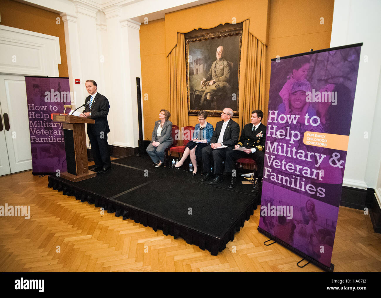 Charles Milam, stellvertretender Verteidigungsminister für Militärgemeinschaft und Familienpolitik, erörtert Strategien zur Unterstützung von Militär- und Veteranenfamilien und hebt die Rolle der NIFA bei der Bereitstellung von Ressourcen und Unterstützung für diese Gemeinschaften hervor. Stockfoto