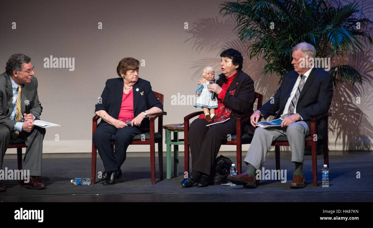 Dieses Bild zeigt die Holocaust-Gedenkveranstaltung der Bundesregierung im Lincoln Theater. Die USDA spielte eine Rolle bei der Unterstützung der Veranstaltung und förderte das Bewusstsein für den Holocaust und seine historische Wirkung, die in Zusammenarbeit mit verschiedenen Bundesbehörden organisiert wurde. Stockfoto
