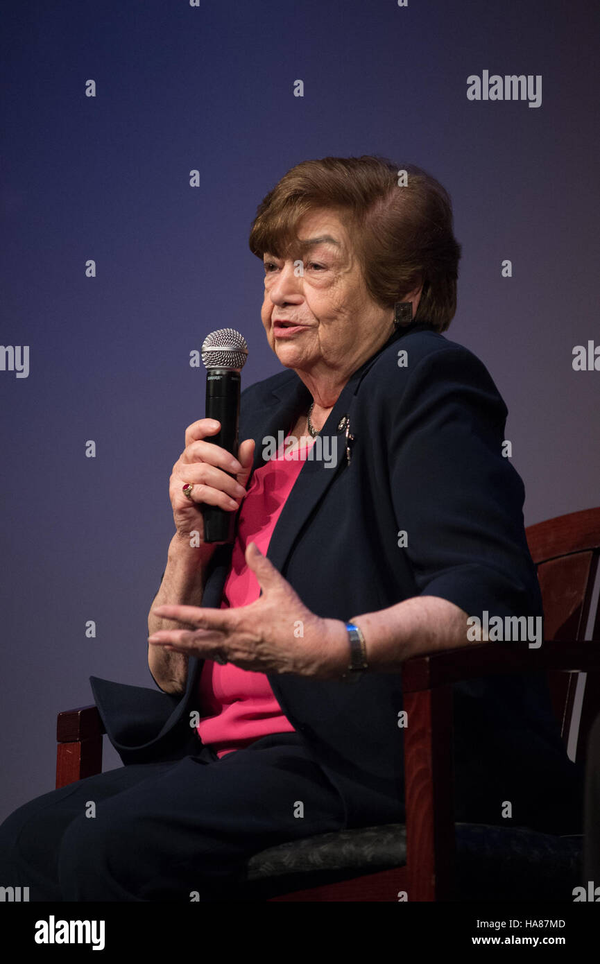 Dieses Foto zeigt die Teilnahme des USDA an einer Bundesveranstaltung zum Holocaust-Gedenktag. Die Veranstaltung, die im Lincoln Theater stattfindet, konzentriert sich auf die Zusammenarbeit zwischen den Behörden, um die Opfer zu ehren und zukünftige Generationen über den Holocaust aufzuklären. Stockfoto