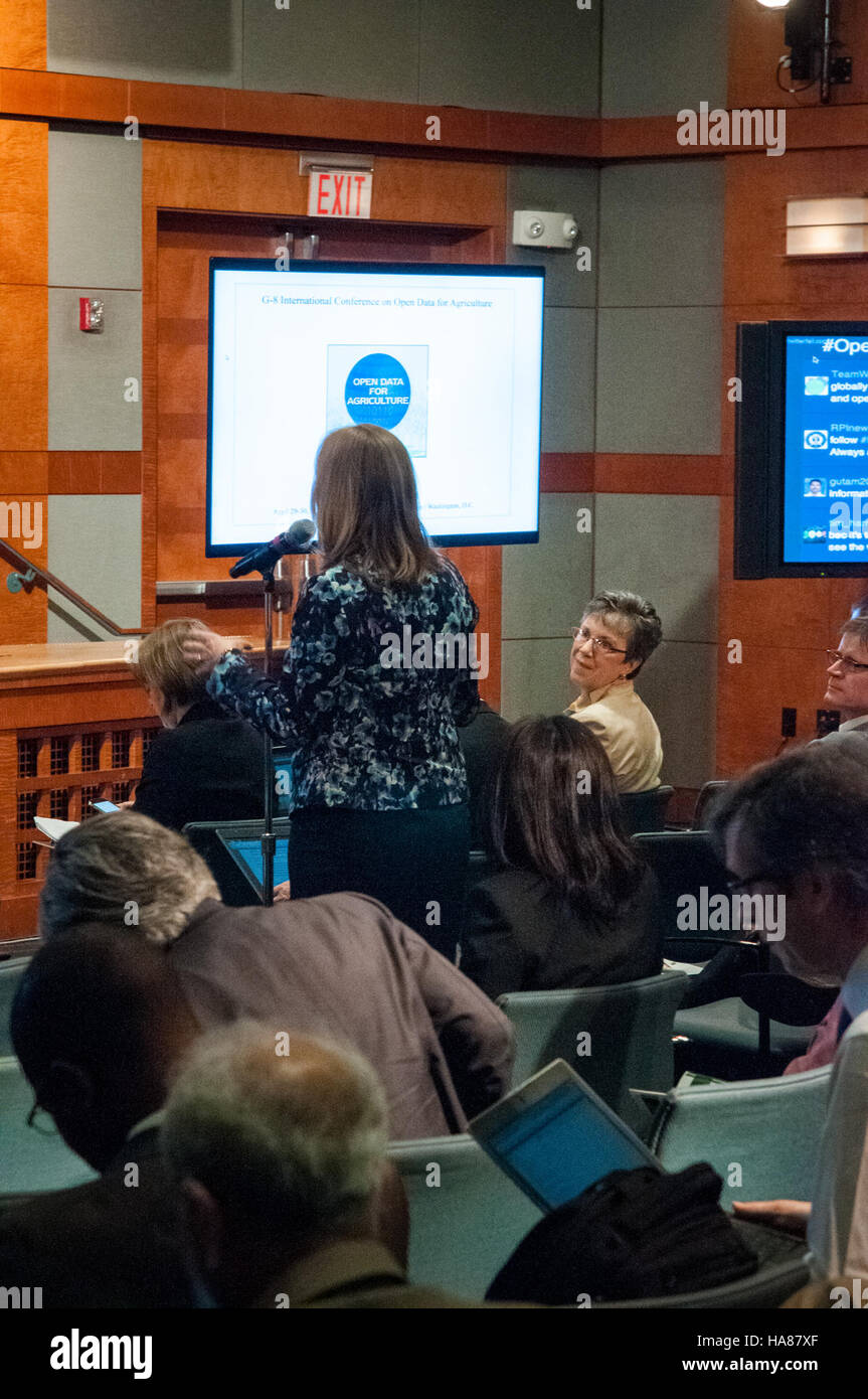 Dr. Catherine Wotecki, Unterstaatssekretärin beim USDA, nahm an der G-8-Konferenz über offene Daten für die Landwirtschaft Teil. Im Mittelpunkt der Konferenz standen der Datenaustausch und die Innovation in der Landwirtschaft zur Unterstützung der globalen Ernährungssicherheit und nachhaltiger landwirtschaftlicher Praktiken. Stockfoto