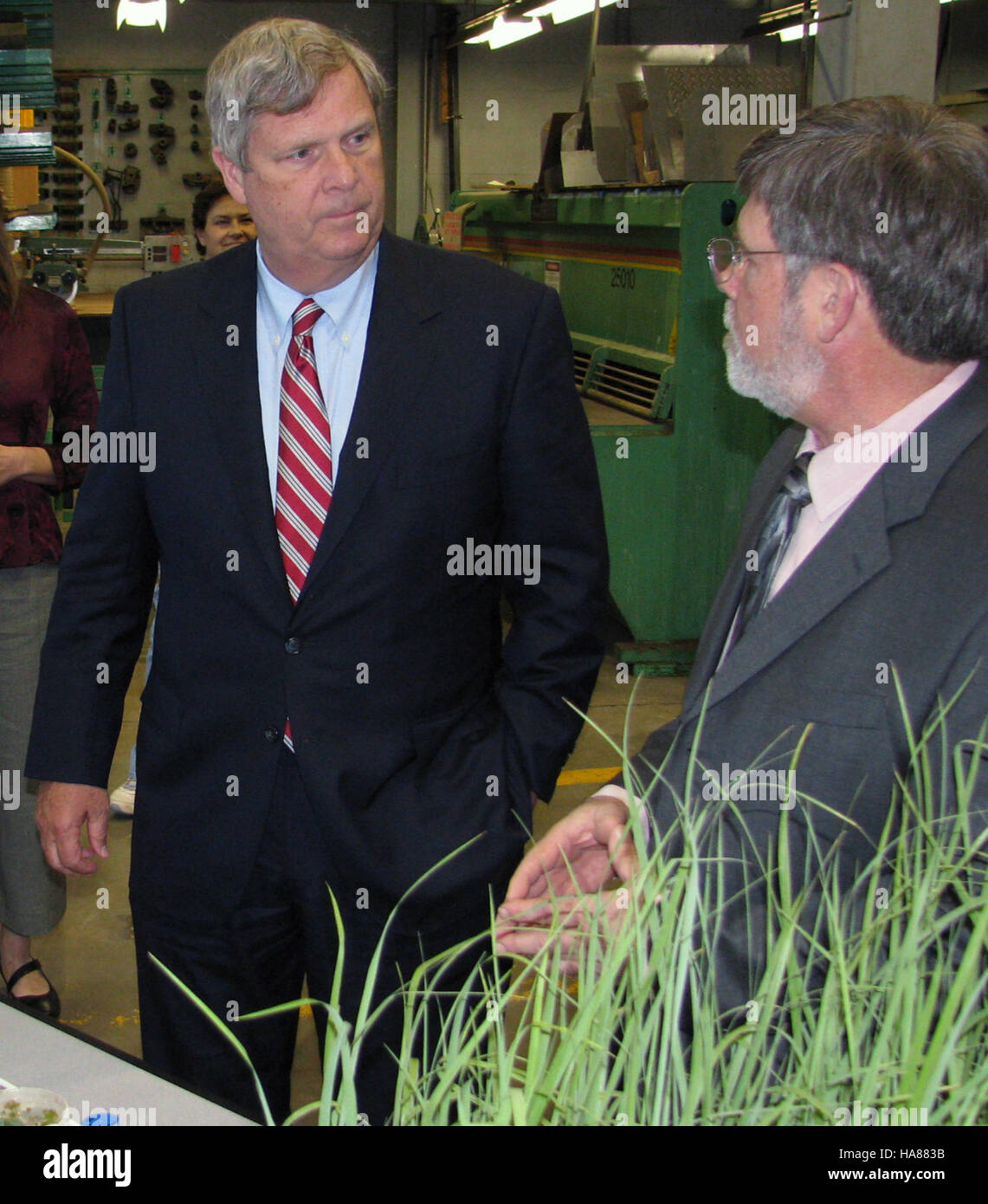 Minister Tom Vilsack kündigt die Finanzierung der Klimaforschung an der University of Wisconsin durch das USDA an und unterstreicht das Engagement des USDA zur Unterstützung von Klimaschutz und wissenschaftlicher Innovation. Stockfoto