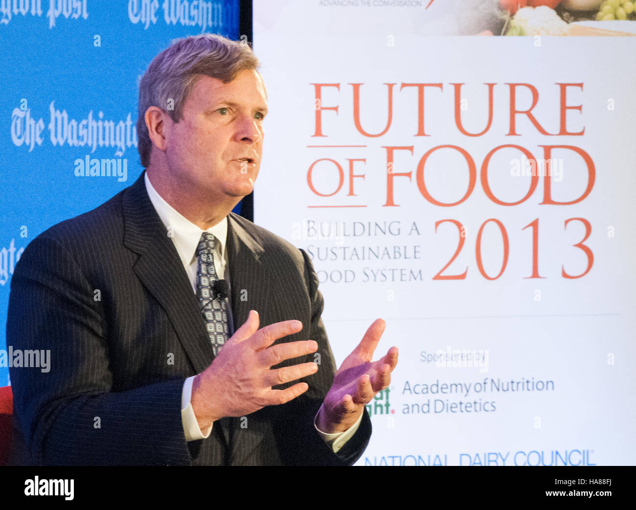 Dieses Bild zeigt eine Veranstaltung der US-Regierung, die einen wichtigen Moment im öffentlichen Dienst dokumentiert. Auf dem Foto werden wichtige Persönlichkeiten und die professionelle Atmosphäre der Regierungsveranstaltung hervorgehoben. Stockfoto