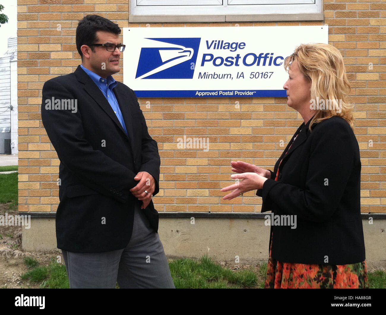 Dieses Bild der US-Regierung zeigt eine Szene von öffentlichem Interesse und zeigt die Rolle staatlicher Dienste und Initiativen bei der Unterstützung von Gemeinschaften. Stockfoto