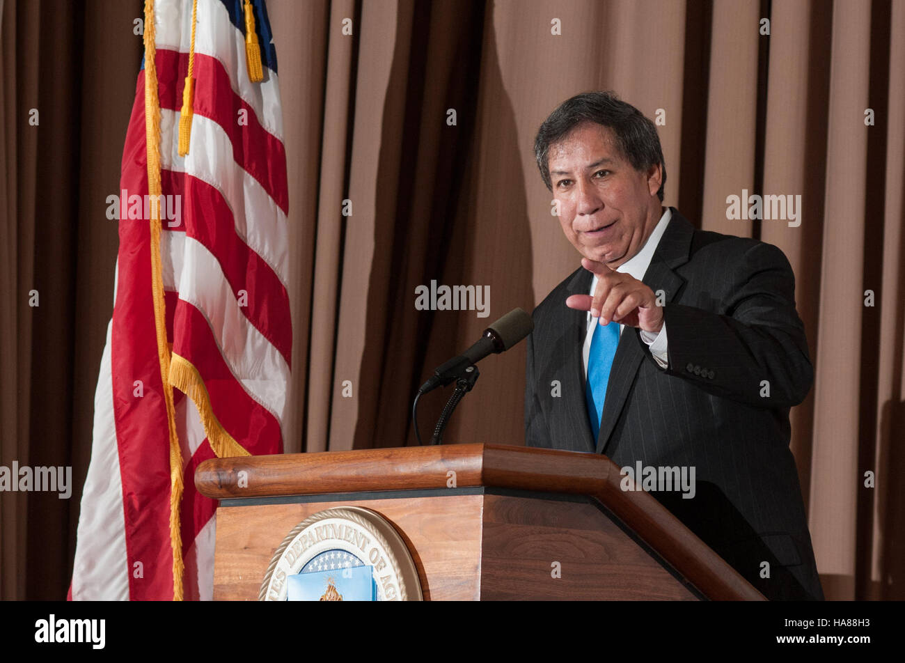 Ein Foto der US-Regierung vom 23. Mai 2013, das Beamte bei der Arbeit in einer Regierungseinrichtung zeigt. Das Bild spiegelt das typische Betriebsumfeld und die Bemühungen zur Wahrung nationaler Interessen wider. Stockfoto
