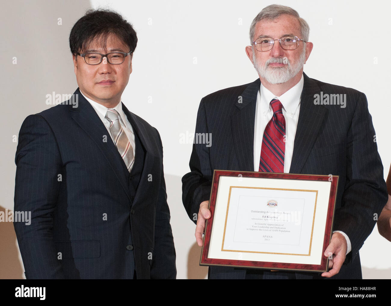 Dieses Bild vom USDA zeigt die kulturelle Transformation des Kulturerbes der Pazifikinseln. Das Foto spiegelt die Bemühungen des Landwirtschaftsministeriums der Vereinigten Staaten wider, kulturelle und landwirtschaftliche Initiativen auf den Pazifikinseln zu unterstützen, wobei die kulturelle Bedeutung und die landwirtschaftliche Entwicklung hervorgehoben werden. Stockfoto