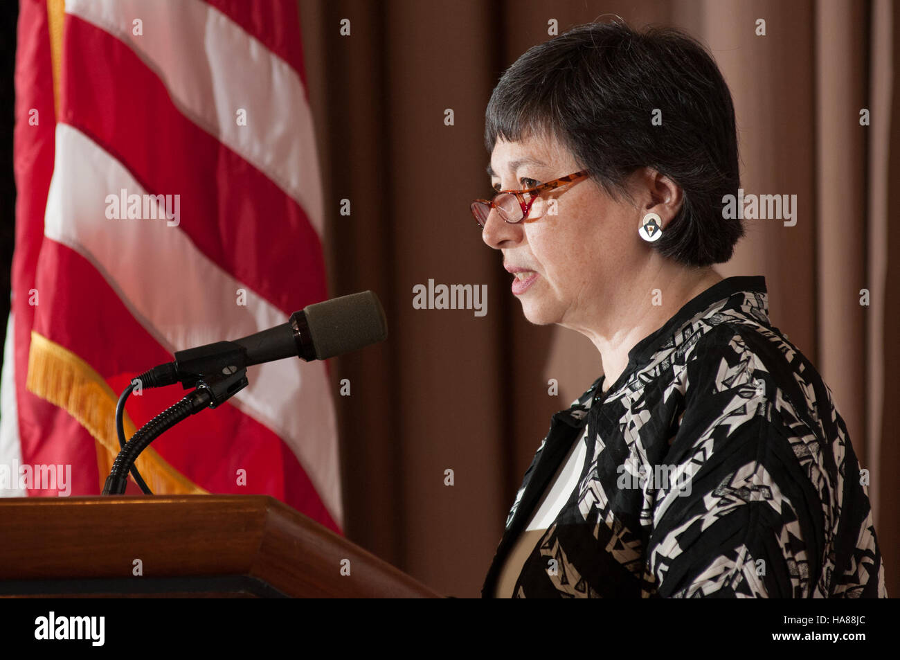 Dieses Bild, das mit dem USDA assoziiert ist, beleuchtet den kulturellen Wandel und das Erbe der Islander in der Pazifikregion. Das Landwirtschaftsministerium der Vereinigten Staaten (USDA) spielte eine Rolle bei der Unterstützung und Erhaltung des Kulturerbes der Pazifikinseln durch seine kulturellen Initiativen und die Öffentlichkeitsarbeit. Stockfoto