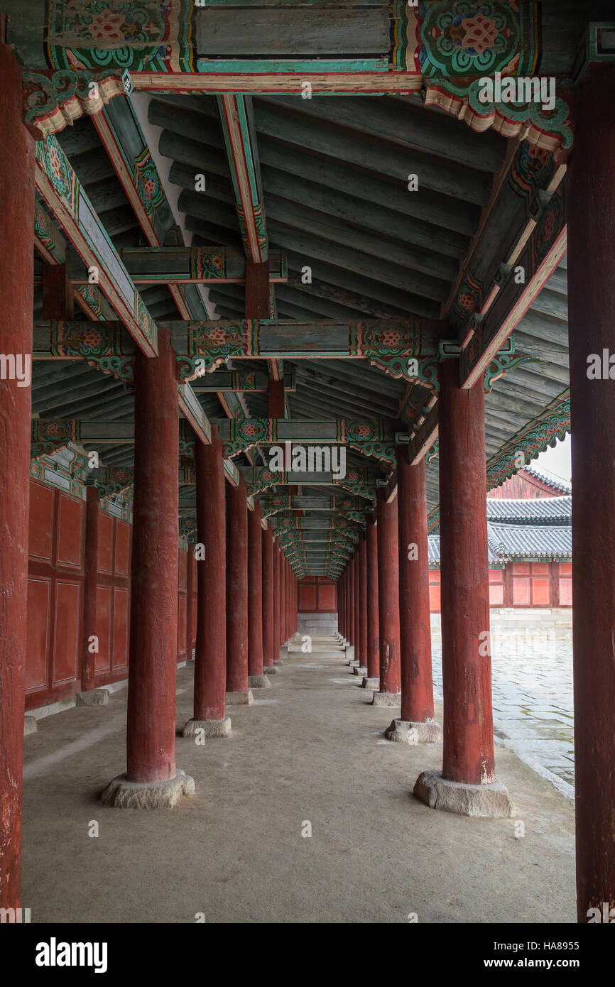 Hölzerne Korridor im Changgyeonggung-Palast in Seoul, Südkorea. Stockfoto