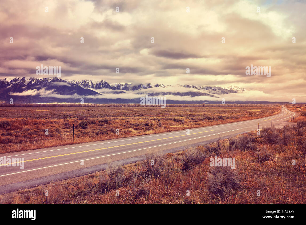 Vintage stilisierte Panoramastraße im Grand Teton National Park in regnerischen Tag, Wyoming, USA. Stockfoto