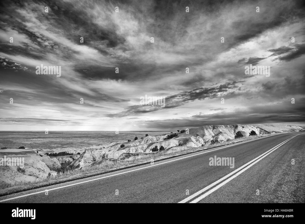 Black And White desert Road, Reisekonzept, USA. Stockfoto