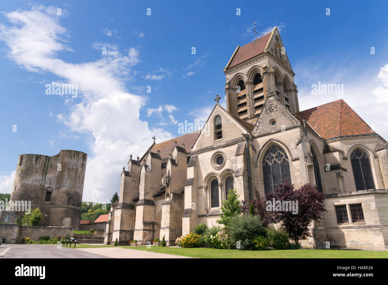 Saint-Martin-Kirche und Burg, Ambleny, Picardie, Frankreich, Europa Stockfoto