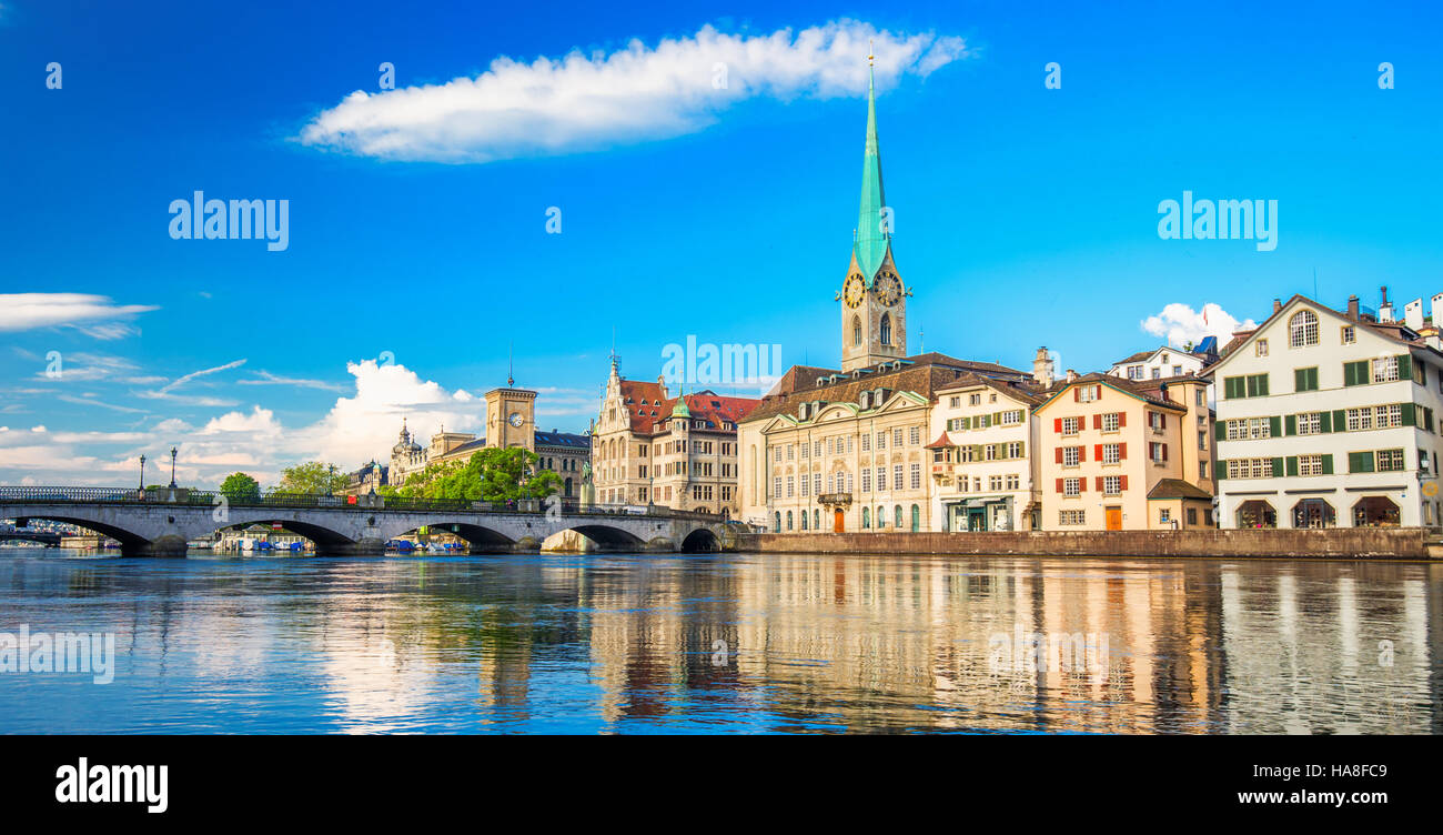 Ansicht der historischen Stadt Zürich mit berühmten Fraumünster Kirche, Fluss Limmat und Zürichsee, Zürich, Schweiz Stockfoto