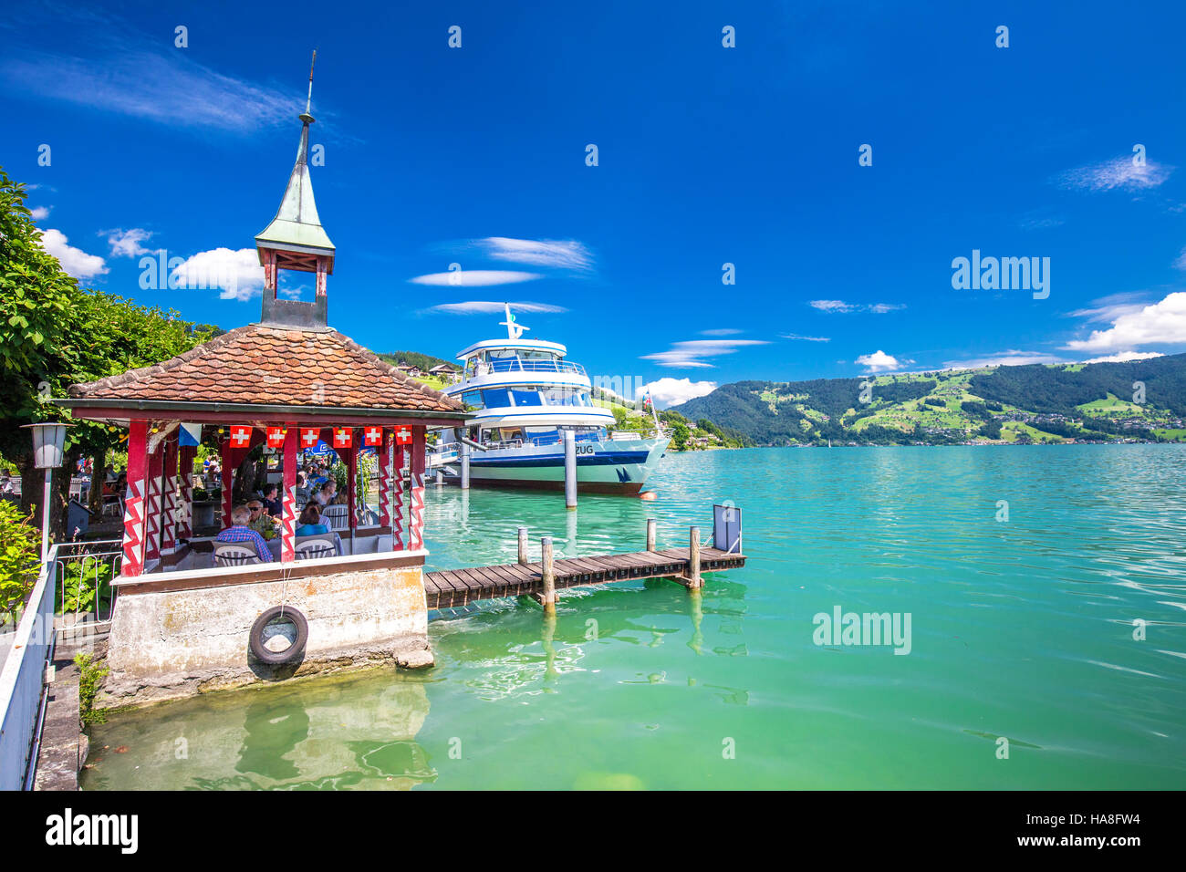 Malerischen Panoramablick auf traditionellen Ausflug Schiff am berühmten Zuger See an einem sonnigen Tag mit blauem Himmel und Schweizer Alpen Stockfoto