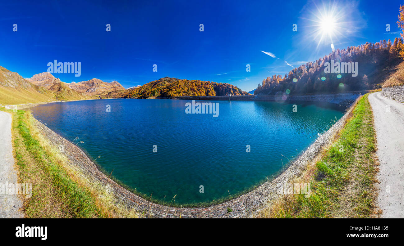 Blick auf See Ritomsee in Piora, Kantons Tessin in der Schweiz mit Schweizer Alpen im Hintergrund, der Schweiz, Europa. Stockfoto