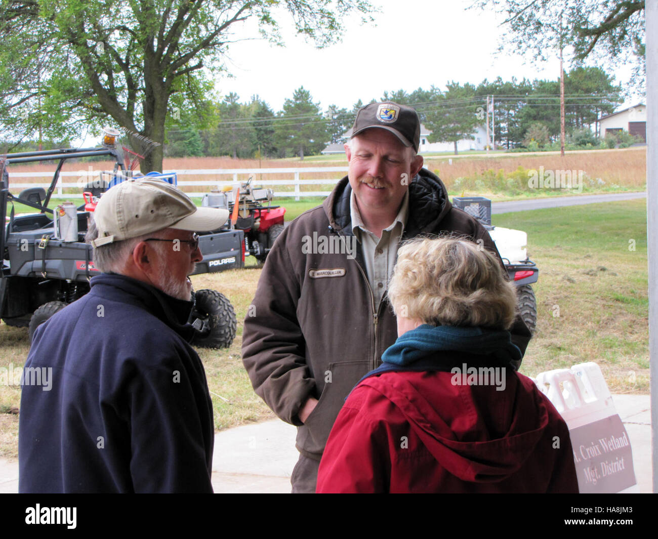 Die Mitarbeiter des Bezirks in einem Nationalpark begrüßen lokale Nachbarn und fördern durch Bildungsprogramme und Kooperationsprojekte das Engagement der Gemeinde und die Umweltverantwortung. Stockfoto