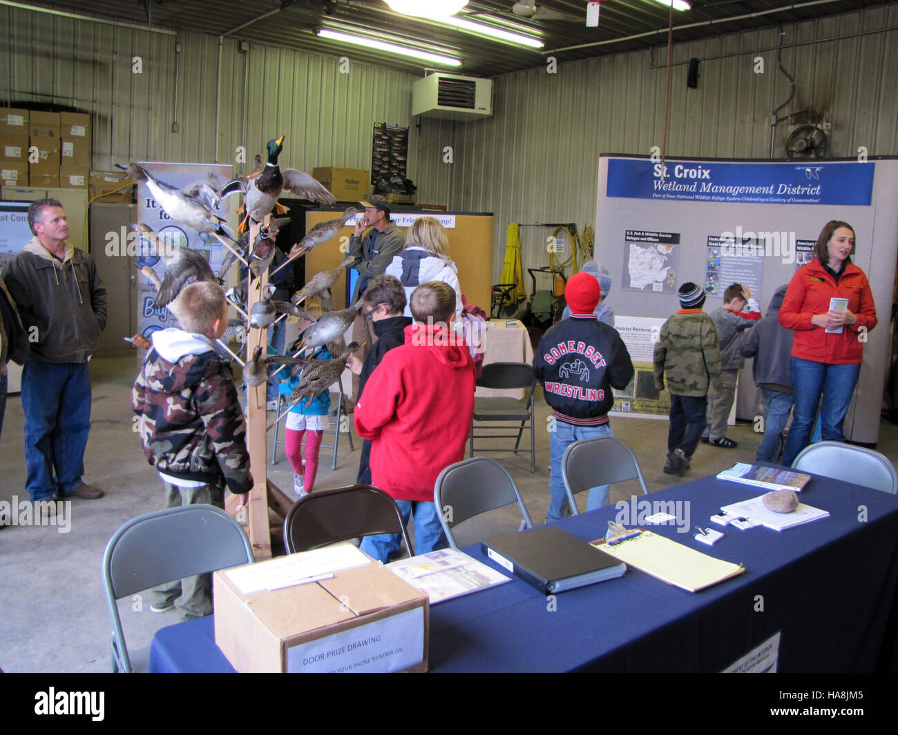 Die „Friends and Neighbors Night Out“-Veranstaltung zeigt das Engagement der Gemeinschaft für den Schutz von Wildtieren und Naturparks und fördert die Verbindungen zwischen den Einheimischen und Nationalparks in den Vereinigten Staaten. Stockfoto