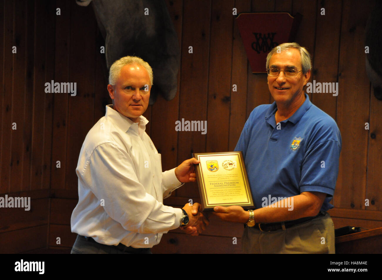 Der Regionaldirektor Tom Melius überreicht Ron Johnson, President of Federal Premium Munition, eine Gedenktafel für ihre Unterstützung für den Schutz der Tierwelt in Nationalparks. Stockfoto