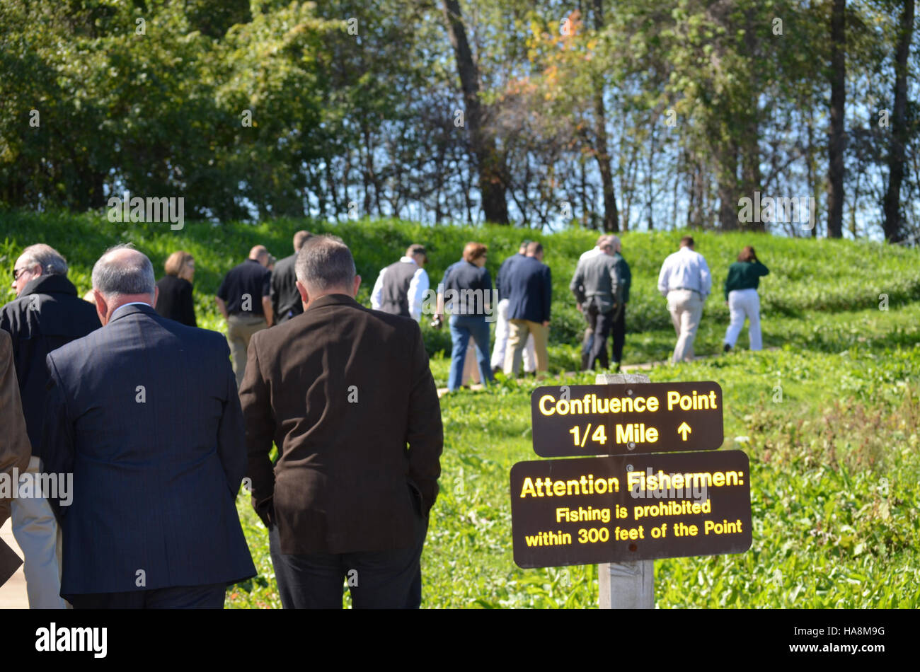 Dieses Bild fängt das friedliche Erlebnis eines Spaziergangs in einem Nationalpark ein, bei dem Besucher durch Wandern, Wildbeobachtung und Outdoor-Aktivitäten in einer geschützten Umgebung mit der Natur in Verbindung treten. Stockfoto