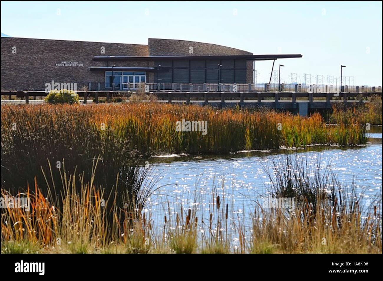 Usfwsmtnprairie 11192473274 Visitor Center im Herbst Gewand - Bear River Migratory Bird Zuflucht Utah Stockfoto