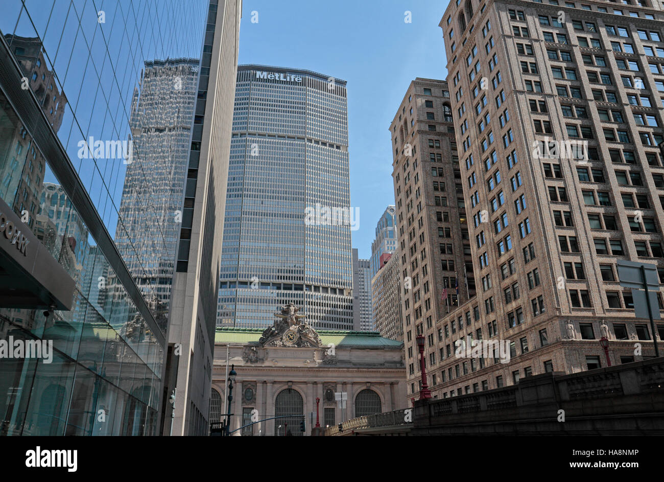 Das MetLife Building überragt Grand Central Terminal auf Park Avenue, Manhattan, New York, Vereinigte Staaten. Stockfoto