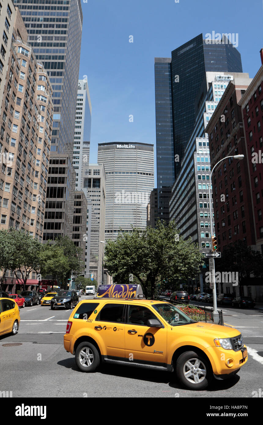 Das MetLife Building überragt Grand Central Terminal auf Park Avenue, Manhattan, New York, Vereinigte Staaten. Stockfoto
