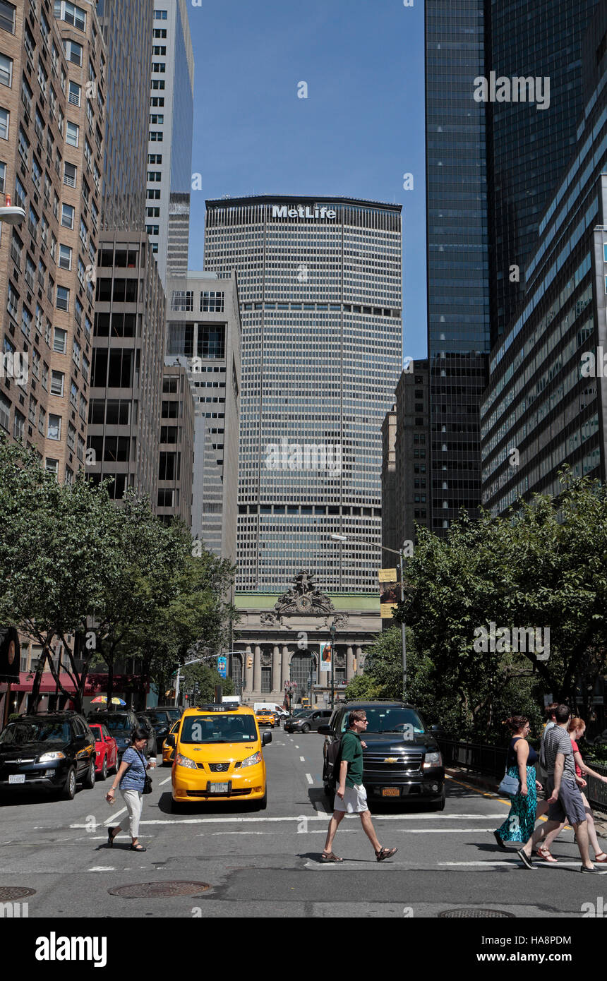 Das MetLife Building überragt Grand Central Terminal auf Park Avenue, Manhattan, New York, Vereinigte Staaten. Stockfoto