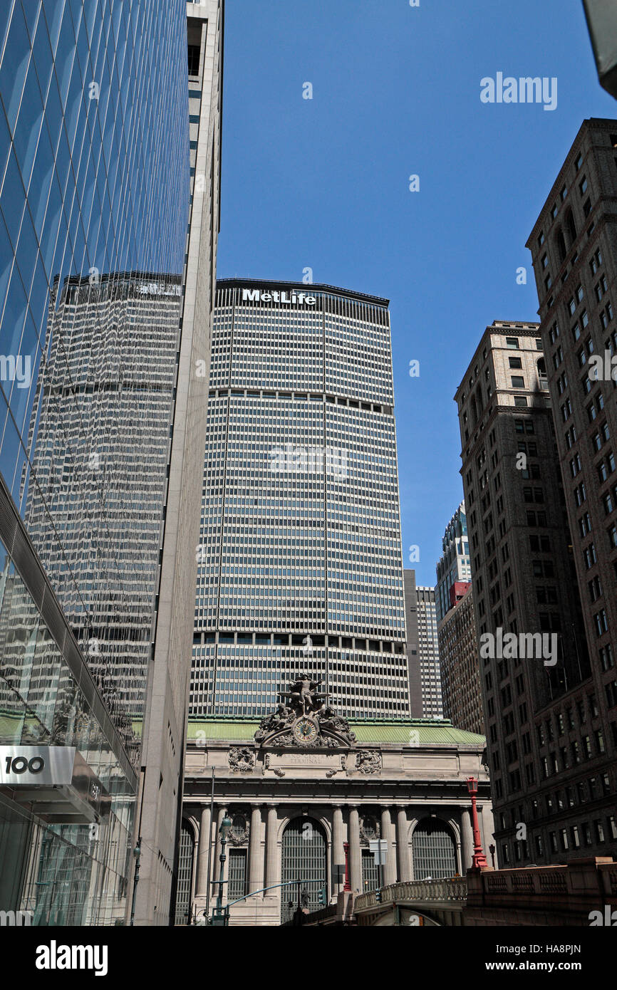 Das MetLife Building überragt Grand Central Terminal auf Park Avenue, Manhattan, New York, Vereinigte Staaten. Stockfoto