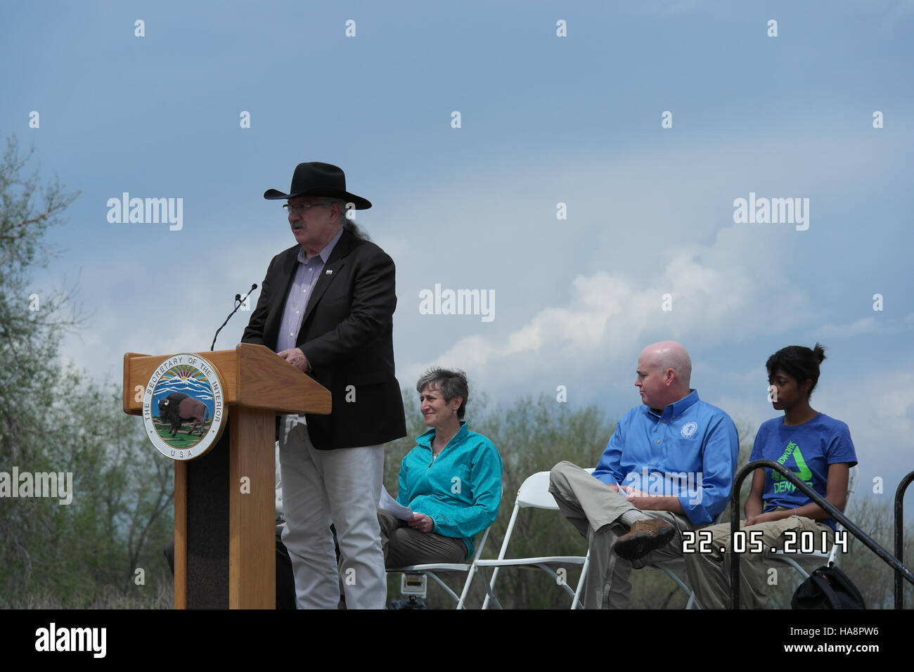 Die Ankündigung von Minister Jewell, 6,7 Millionen US-Dollar für Arbeitsplätze im Jugendschutz zu finanzieren, unterstreicht das Engagement der US-Regierung, zukünftige Umweltverantwortliche zu fördern. Die Initiative unterstützt Naturschutzprojekte und die Entwicklung von Arbeitskräften in Nationalparks und öffentlichen Flächen. Stockfoto