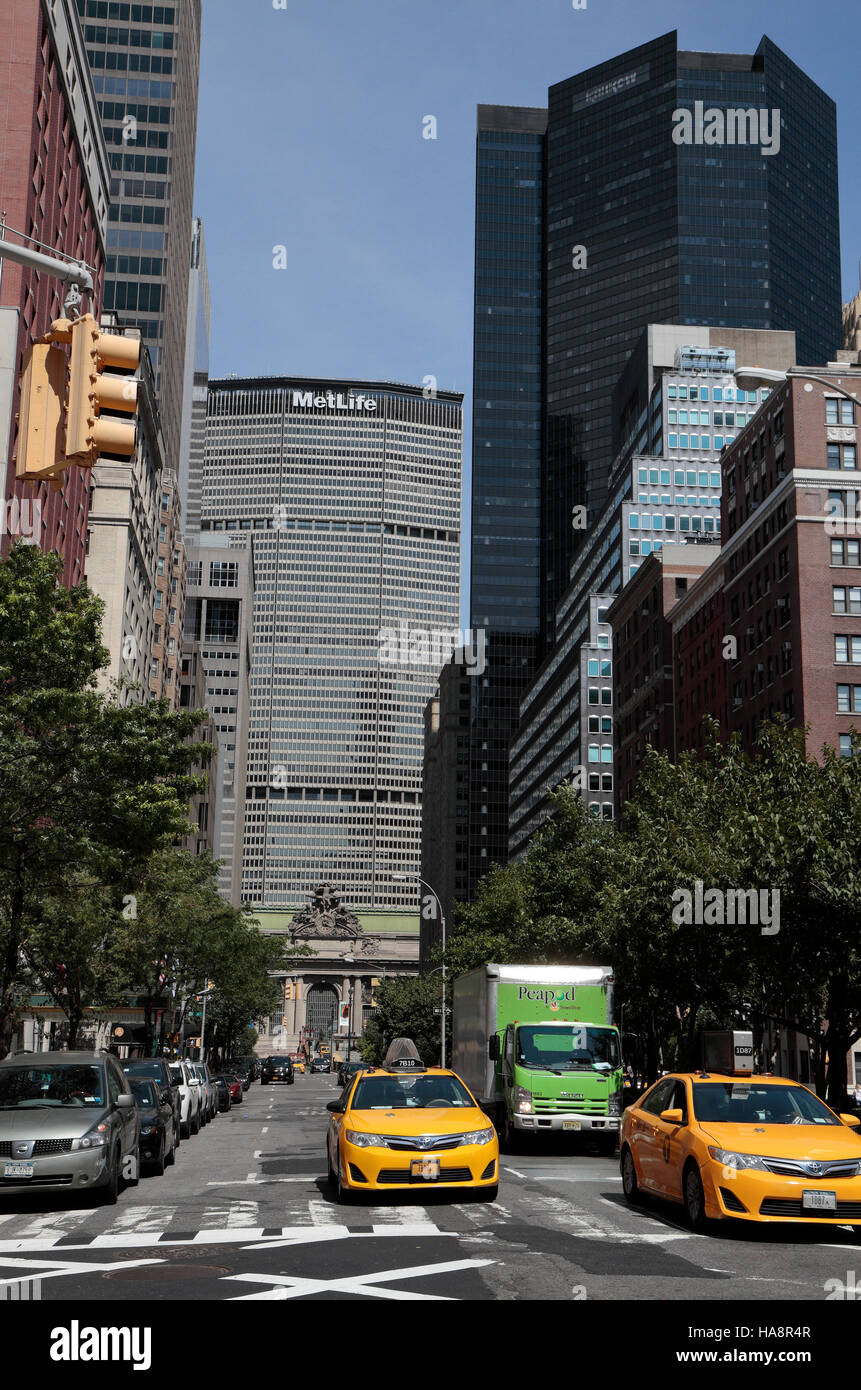 Das MetLife Building überragt Grand Central Terminal auf Park Avenue, Manhattan, New York, Vereinigte Staaten. Stockfoto