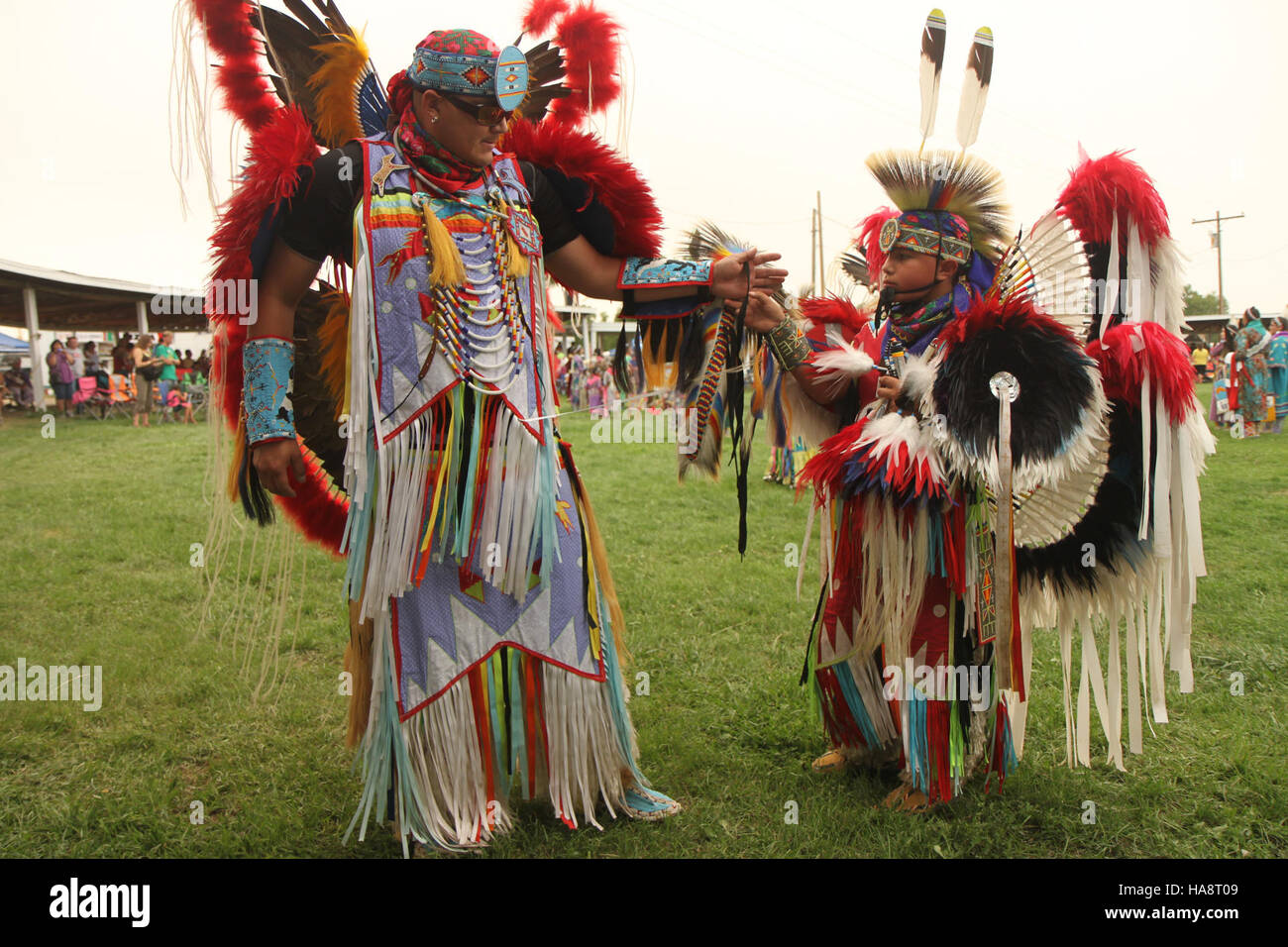 Usfwsmtnprairie 14712712389 Mann und der junge auf Crow Fair Stockfoto