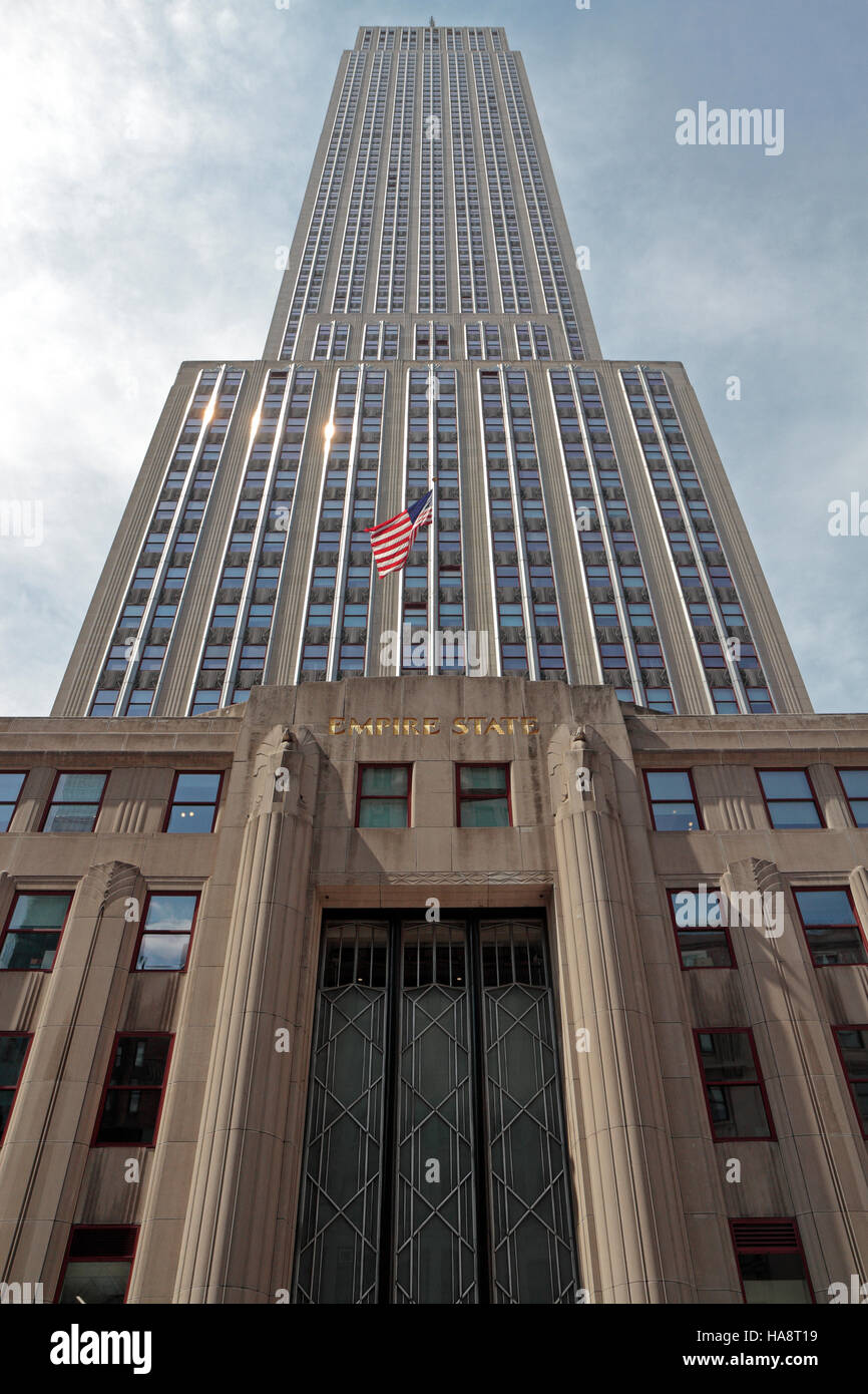 Nach oben auf dem Empire State Building auf 5th Avenue, Manhattan, New York, Vereinigte Staaten. Stockfoto