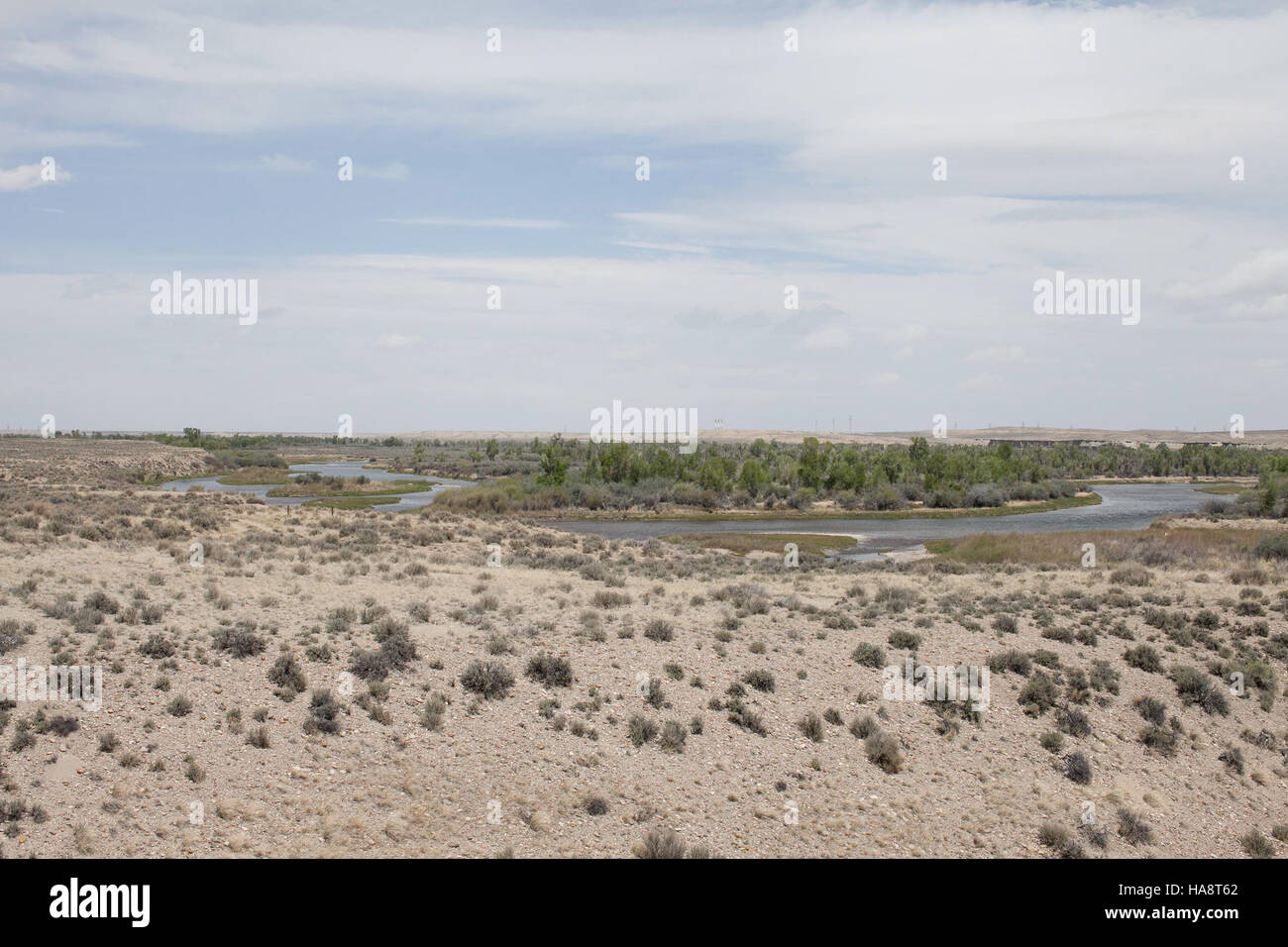 Ein malerischer Blick auf die Salbeisteppe mit Big Island am Green River durch das Seedskadee National Wildlife Refuge, der die Rolle des Parks bei der Erhaltung von Lebensräumen und natürlichen Landschaften veranschaulicht. Stockfoto