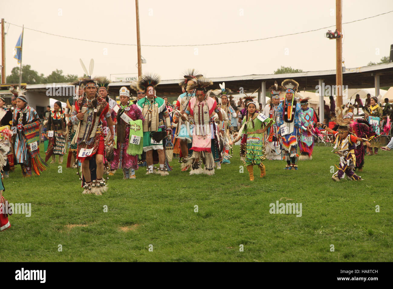 Auf der Crow Fair tanzen zwei Kinder in traditioneller Kleidung und zeigen das reiche kulturelle Erbe der indianischen Stämme. Die Messe ist ein wichtiges kulturelles Ereignis, das den Gemeinschaftsgeist fördert und kulturelle Traditionen bewahrt. Stockfoto