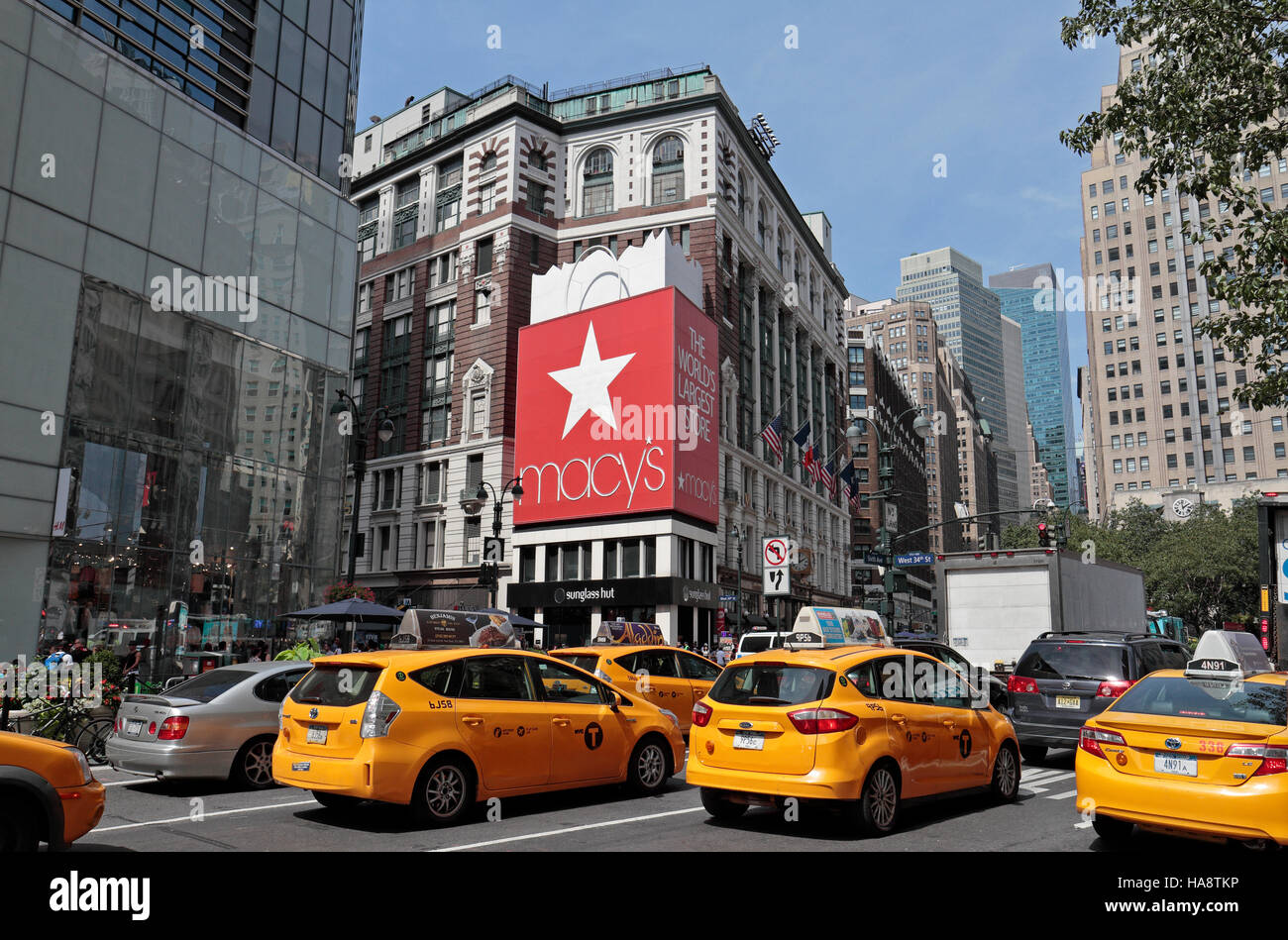 Bght gelben New Yorker Taxis vor Macy's Herald Square Kaufhaus, Manhattan, New York City, USA. Stockfoto