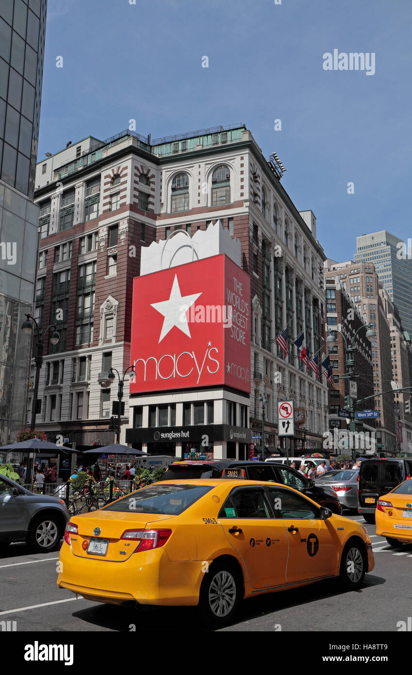 Ein Bucht gelben New York Taxi vor Macy's Herald Square Kaufhaus, Manhattan, New York City, USA. Stockfoto