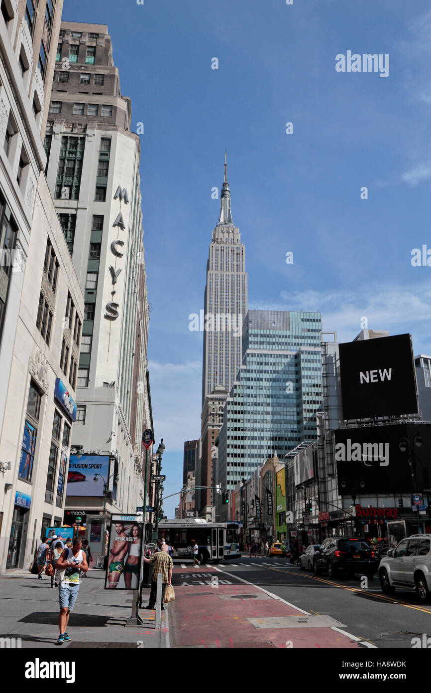 Blick nach unten W 34th St gegenüber Macys und Empire State Building, Manhattan, New York City, USA. Stockfoto