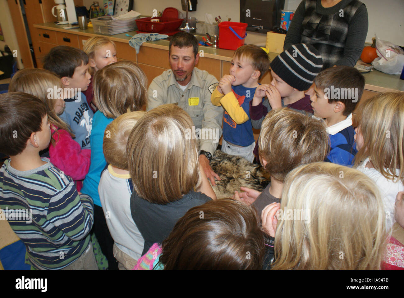 Das Programm „Wissenschaftler in der Gemeinschaft“ verbindet Forscher mit lokalen Gemeinschaften, um sich an Umweltschutzmaßnahmen zu beteiligen und die Bildung öffentlicher Wissenschaften in Nationalparks zu fördern. Stockfoto