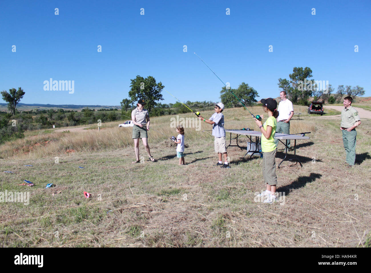 Fishing Fun für Familien ist eine Gemeinschaftsveranstaltung, die die Öffentlichkeit an Fischerei- und Wasserschutzaktivitäten beteiligen soll. Diese Initiative, die in Nationalparks und Wildtiergebieten stattfindet, fördert das Umweltbewusstsein und das Engagement für Freizeitaktivitäten. Stockfoto