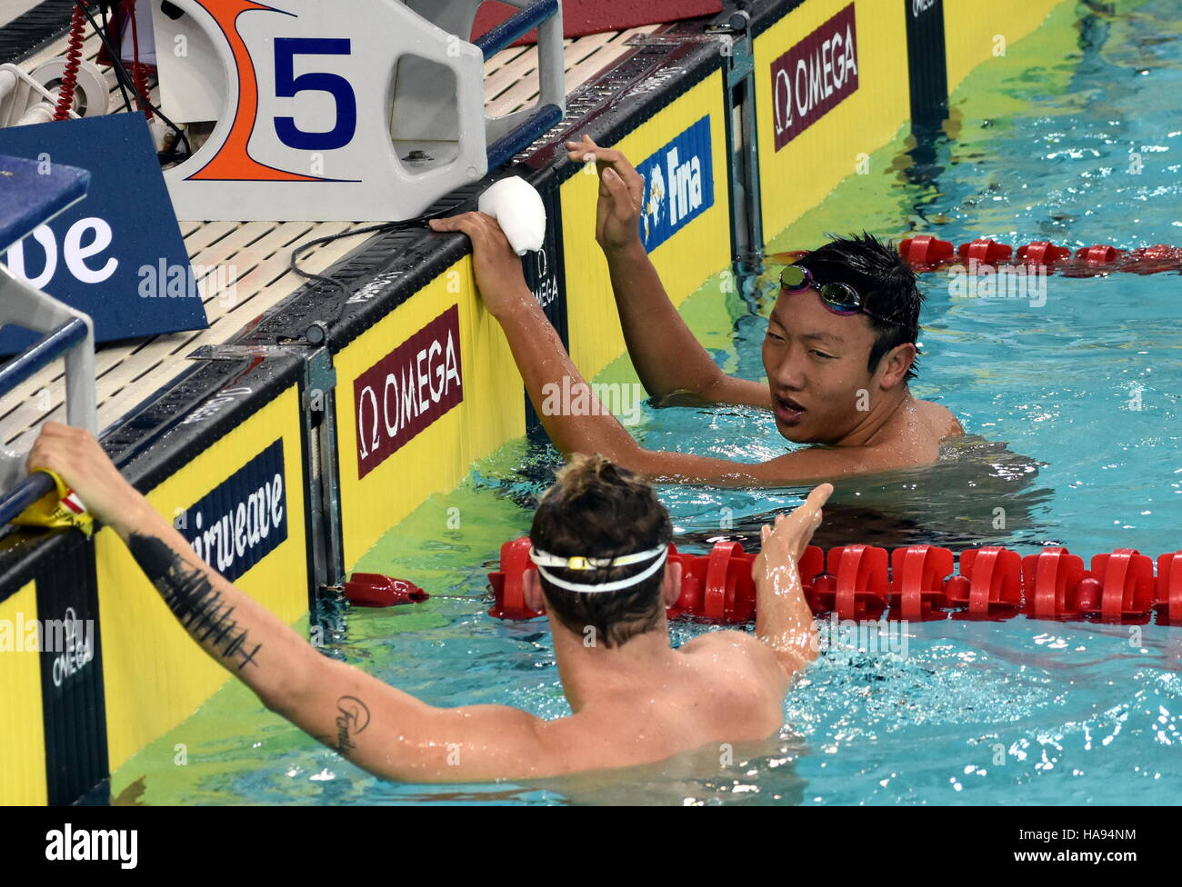 Hong Kong, China - 29. Oktober 2016.  Amerikanische Schwimmerin LIANG Alex Wang (USA) und STEFFAN Sebastian (AUT) im Abgang. FINA Swimming World Cu Stockfoto