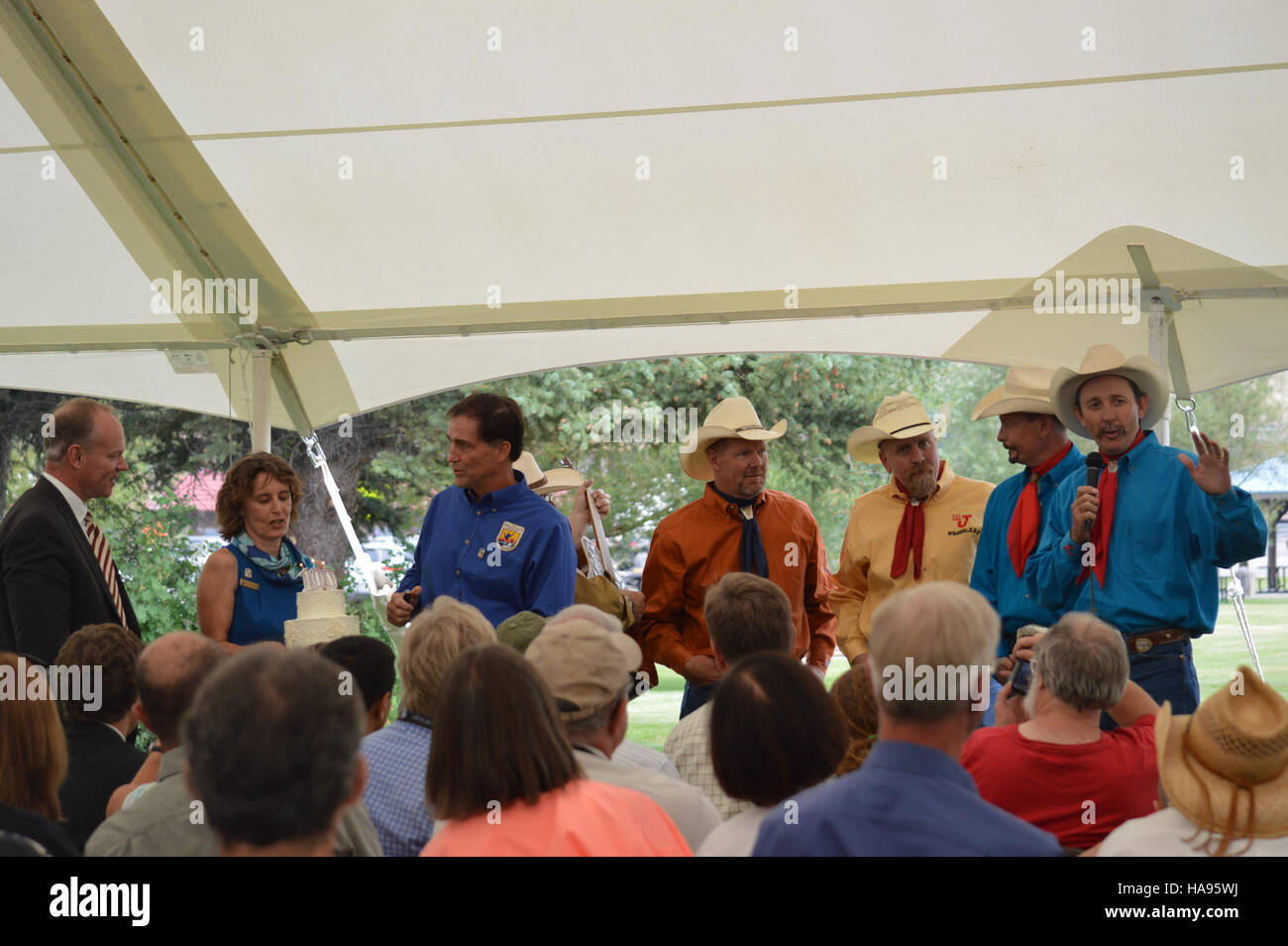 Die Bar J Wranglers, eine renommierte westliche Musikgruppe, spielt in einem Nationalpark auf und begeistert das Publikum mit Liedern, die vom amerikanischen Westen inspiriert sind, und verbessert das Kultur- und Bildungsprogramm des Parks. Stockfoto