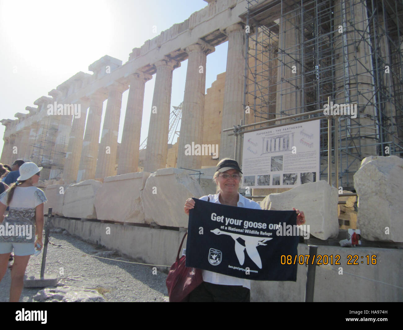 „Get Your Goose On – Parthenon Style“ ist ein skurriles Foto, das eine Gans in einer klassisch griechisch inspirierten Umgebung einfängt. Das Bild stellt die natürliche Tierwelt mit der Pracht klassischer Architektur in Kontrast. Stockfoto