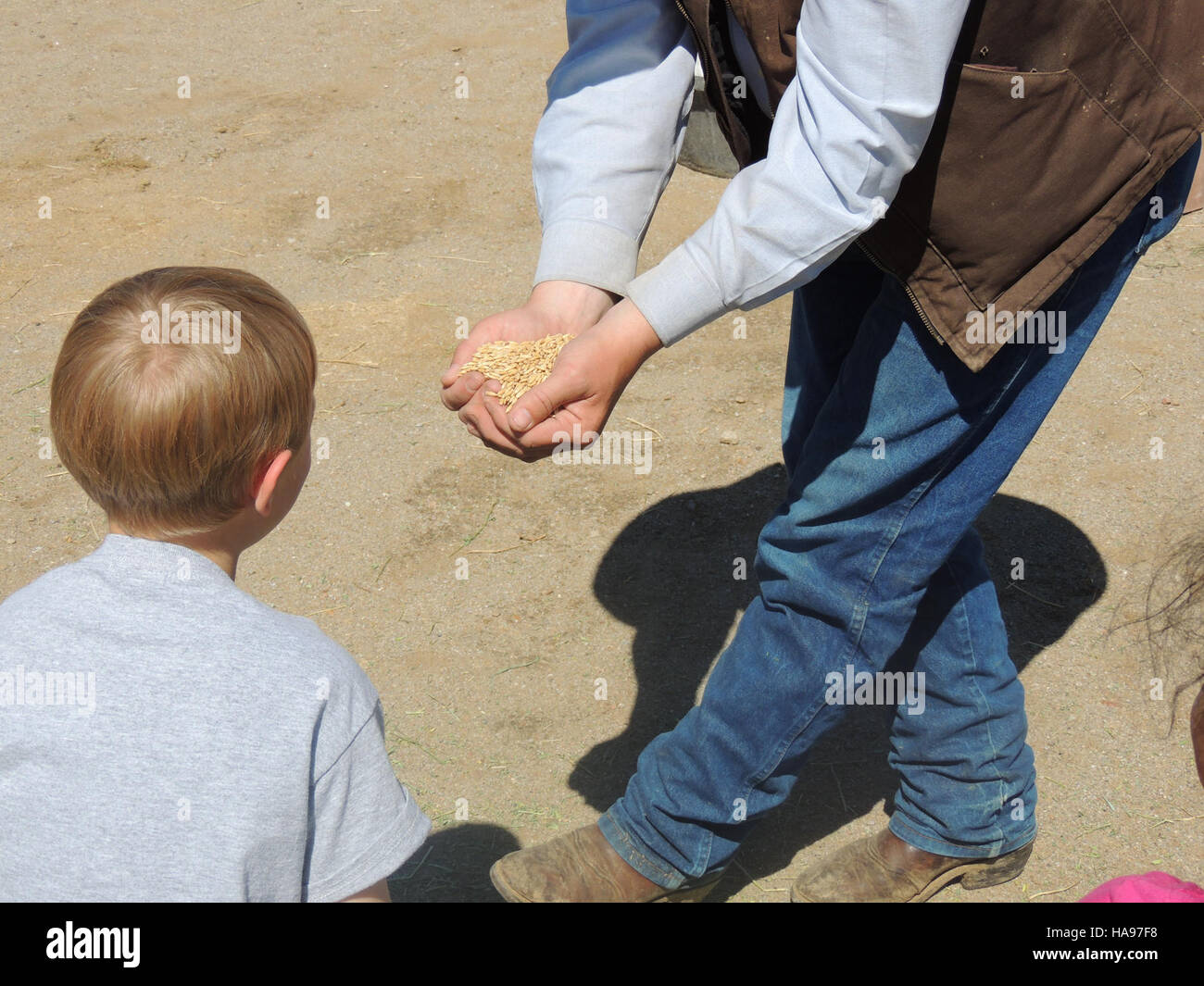 Dieses Bild zeigt einen Besuch bei der Public Utilities Commission (PVC) von Sepulveda in Nevada. Das Foto zeigt einen Moment der Verlobung und ist wahrscheinlich Teil eines offiziellen Besuchs oder einer Inspektion in der Region. Das Thema konzentriert sich nach wie vor auf die öffentliche Infrastruktur und die Regierungszusammenarbeit in Nevada. Stockfoto