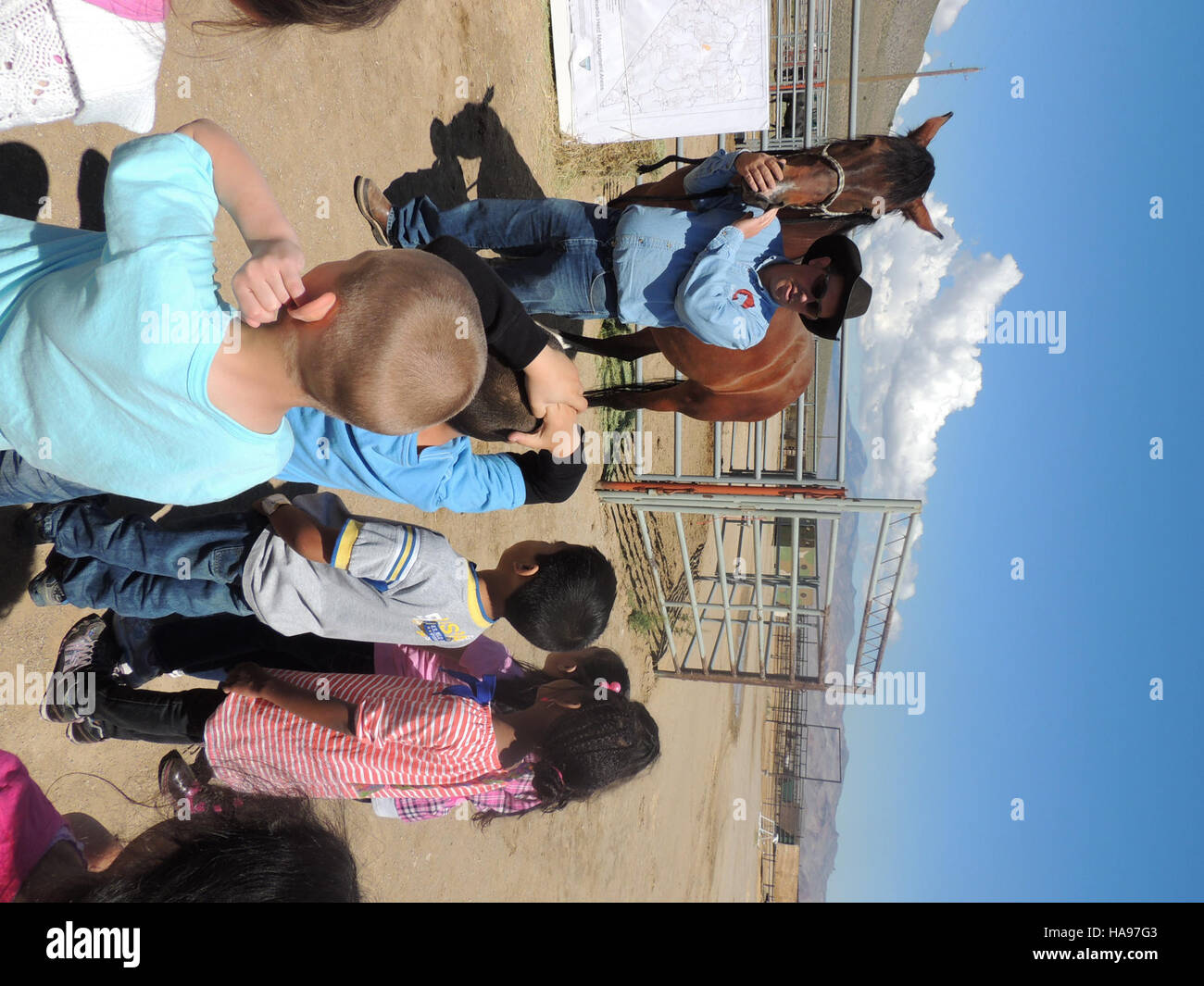 Dieses Foto nimmt einen Moment vom Besuch von Sepulveda bis zum Public Visitors Center (PVC) in Nevada auf und zeigt die Interaktionen und die Umgebung zu dieser Zeit. Stockfoto
