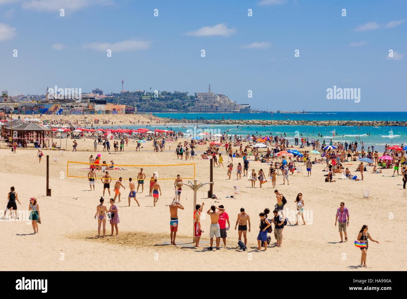 TEL AVIV, ISRAEL - 12. Juni 2015: Blick auf den Strand von Tel Aviv und die Altstadt von Jaffa, bei Einheimischen und Touristen in Tel-Aviv, Israel. Stockfoto